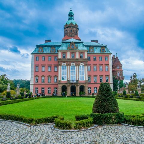 Fasada Zamku Książ z dziedzińcem.