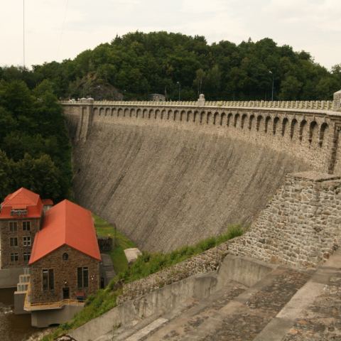 Widok na zaporę w Pilchowicach