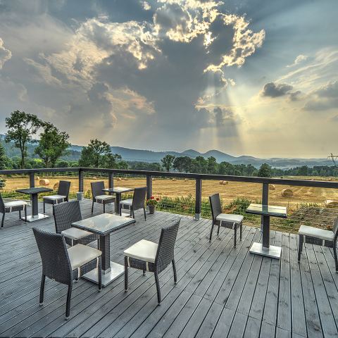 Taras restauracji w Browarze Miedzianka