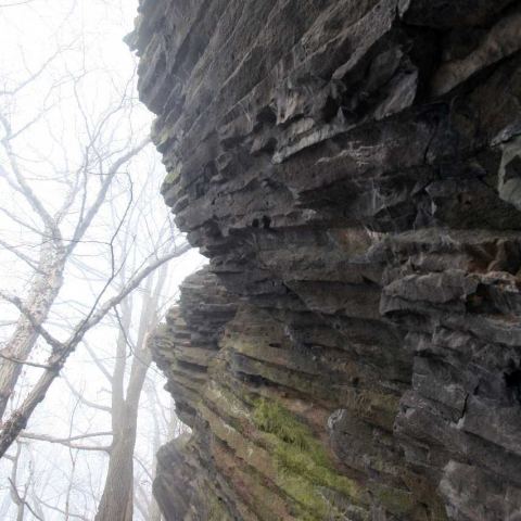 Bazaltowe słupy na skale Diablak