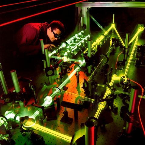 Naukowiec podczas eksperymentów z technologią laserową.