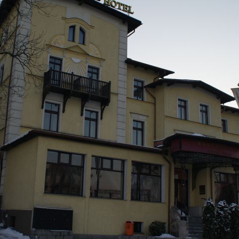 Przed wejściem Hotelu Fenix w Jeleniej Górze