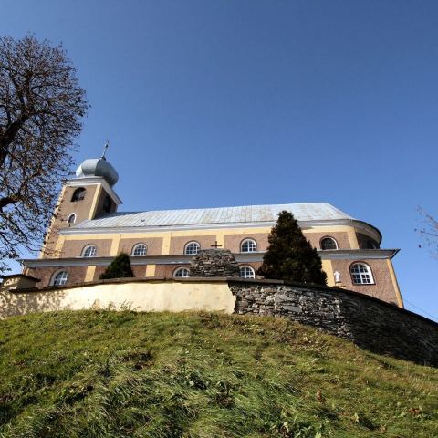Kościół Parafialny pod wezwaniem Matki Bożej Królowej Polski i św. Maternusa (Fot. mateo)