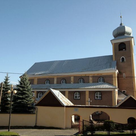 Kościół Parafialny pod wezwaniem Matki Bożej Królowej Polski i św. Maternusa (Fot. mateo)