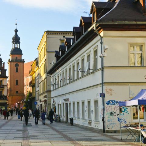 Wieża kościola widoczna w tle (Fot. TijsB/flickr Licencja: CC BY-SA 2.0)