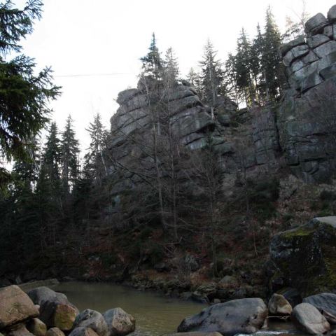 Krucze Skały nad potokiem Kamienna