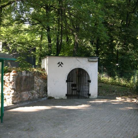 Wejście do sztolni, obok historyczna kamienna płyta z wyrytym napisem z 1794 r. Lisia Sztolnia (Fot. krystian)