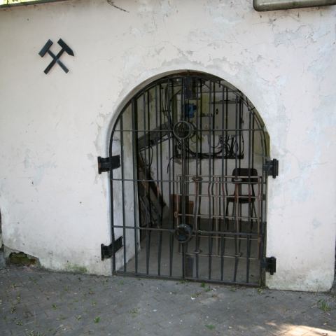 Zakratowane wejście do Lisiej Sztolni (Fot. krystian)