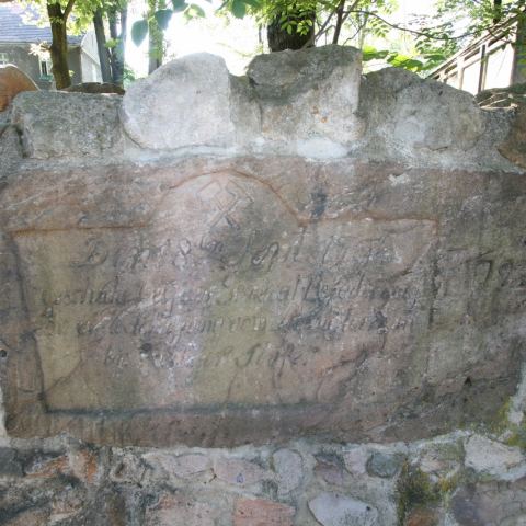 Kamienna płyta z wyrytym napisem okolicznościowym, umieszczona w dniu otwarcia Lisiej Sztolni - 18 września 1794 r. (Fot. krystian)