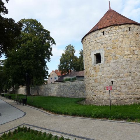Baszta w zabudowie murów miejskich Bolesławca (Fot. Paweł Witan. Licencja CC BY-NC-SA 2.0)