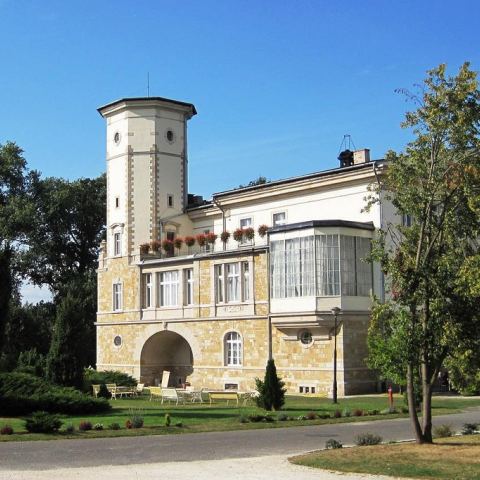 Widok na Pałac Brunów z oddali (Fot. Jordi Escuer Licencja CC BY-NC-ND 2.0)