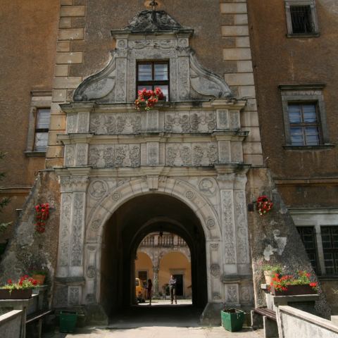 Pięknie zdobiony portal - wejście do zamku.