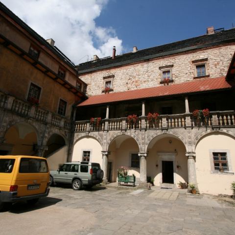 Dziedziniec zamku w Płakowicach gdzie odbywały się turnieje rycerskie, widoczne krużganki i kolumny jońskie.