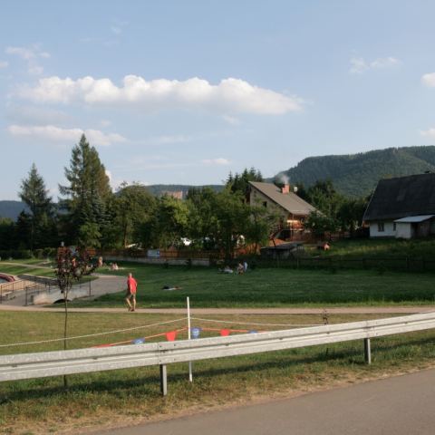 Widok na wzgórza Parku z Zalewu Radkowskiego (Fot. krystian)