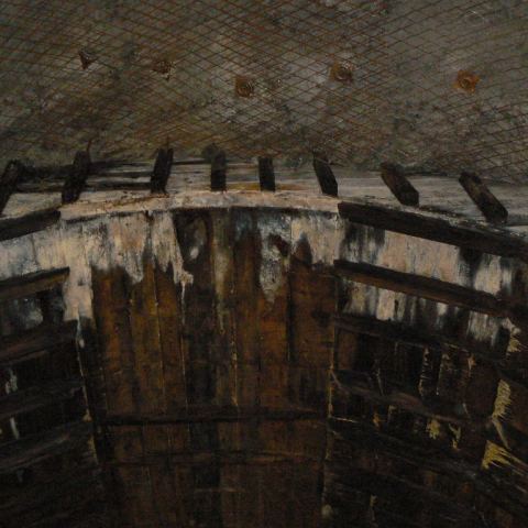 Pozostawione szalunki i okrywa betonowa. Co zasłania? (Fot. krystian)