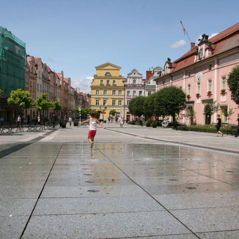 Płyta rynku w Bolesławcu z fontanną.