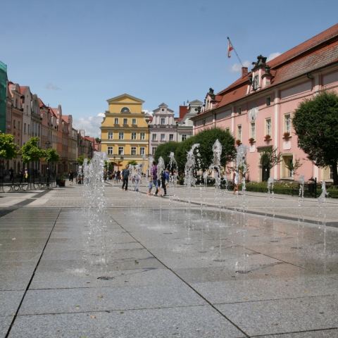 Płyta rynku w Bolesławcu z tryskającą fontanną.