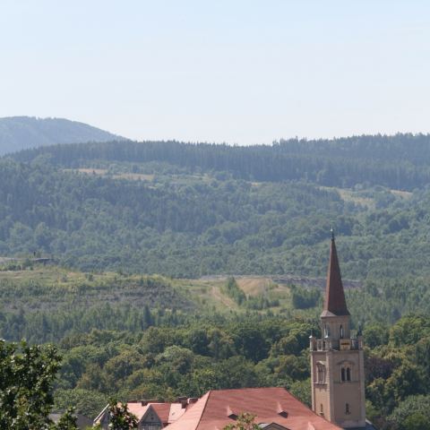Widok na Wałbrzych z tarasu widokowego przy Harcówce (Fot. krystian)