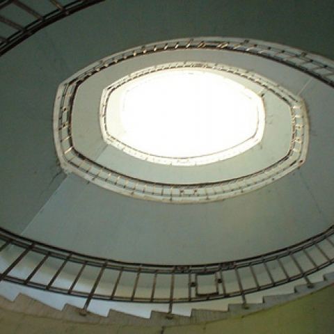 Wnętrze wieży, klatka schodowa. (Fot. TraumTeufel666/flickr Licencja: CC BY-SA 2.0)