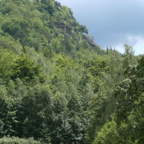 Zamek Chojnik widoczny na wzgórzu