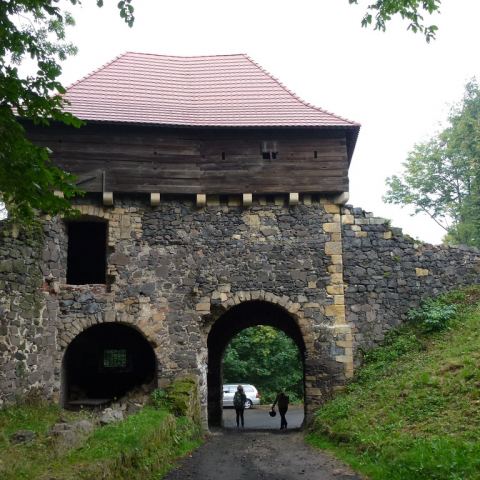 Brama na podzamczu zamku Grodziec (Fot. Paweł Witan Licencja CC BY-NC-SA 2.0)