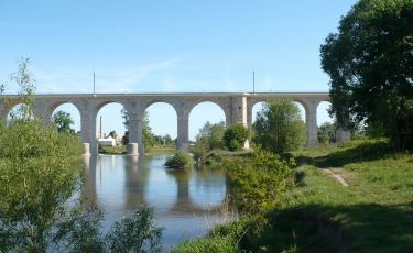 Most Bolesławiecki nad samym Bobrem. (Fot. Marcin Sacher. Licencja CC BY 2.0)