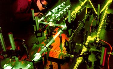 Naukowiec podczas eksperymentów z technologią laserową.