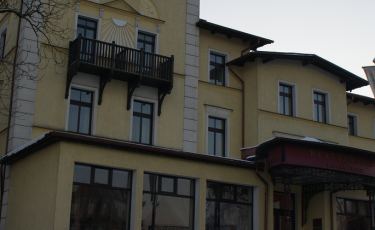 Przed wejściem Hotelu Fenix w Jeleniej Górze