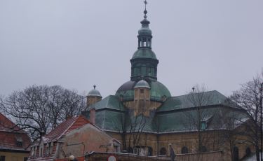 Masywna sylwetka kościoła (Fot. TijsB/flickr Licencja: CC BY-SA 2.0)