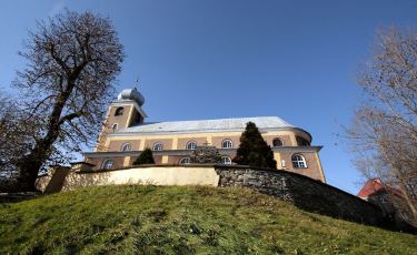 Kościół Parafialny pod wezwaniem Matki Bożej Królowej Polski i św. Maternusa (Fot. mateo)