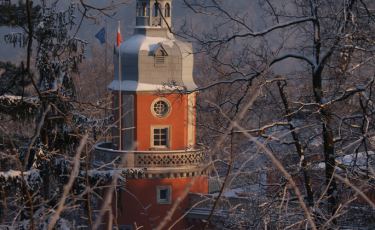 Widok na Pałac Paulinum w Jeleniej Górze o zachodzie zimowego słońca.