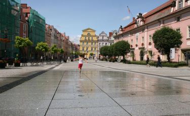 Płyta rynku w Bolesławcu z fontanną.