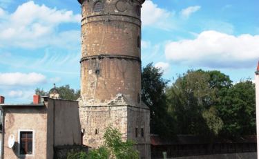 Wieża Bramy Lubańskiej widziana od ulicy Traugutta. (Fot. Jordi Escuer Licencja CC BY-NC-ND 2.0)